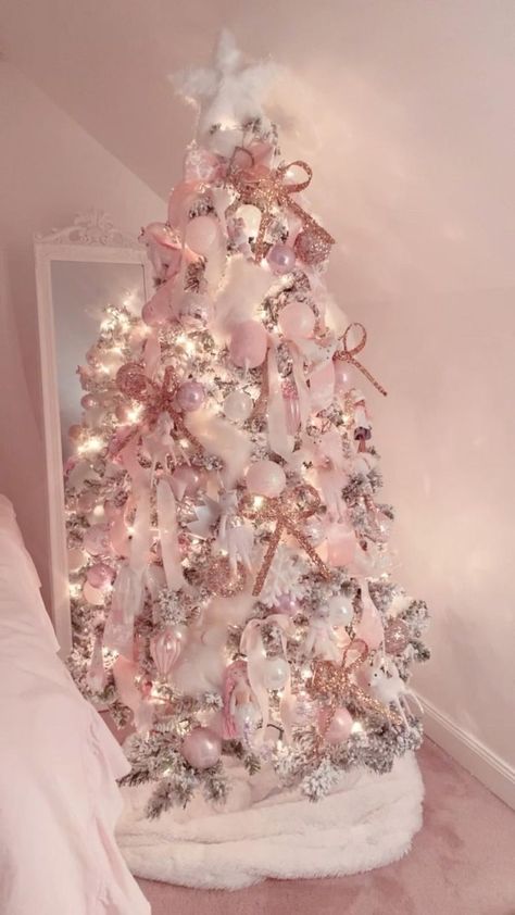 Christmas Decorations Pink, Pink Christmas Bedroom, Room Christmas Tree, Pink Christmas Tree Decorations, Navidad Natural, Rose Gold Christmas Tree, Christmas Dreaming, Rose Gold Christmas, Glam Christmas