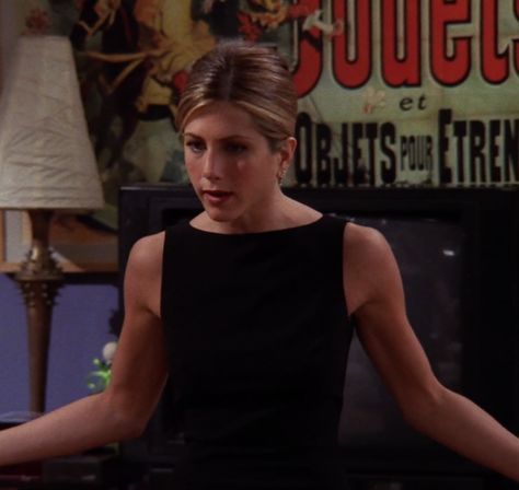 Jennifer Aniston Toned Arms, Jennifer Aniston Arm Workout, Rachel Green Body Goals, Toned Arms Inspirations Aesthetic, Womens Toned Arms Aesthetic, Strong Arms Women, Jennifer Aniston Friends, Jeniffer Aniston, Rachel Green Outfits