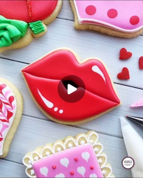 White Royal Icing, Valentine Sugar Cookies, Black Food, Heart Cookies, How To Decorate, Valentine Heart, Royal Icing, Girly Girl, Red Lips