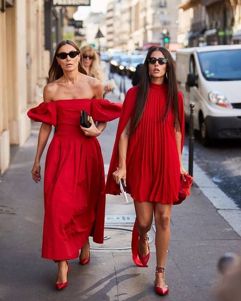 9,915 Likes, 174 Comments - jull wilde (@juliannawilde) on Instagram: “Left or Right?💥💥 Lady in Red💃💃 📸@thestylestalkercom . . . #pfw #ladyinred #allred #heels #dress…” Outfit Vestido Rojo, Stile Casual Chic, Fashion Blogger Style, Red Dresses, Red Outfit, Left Or Right, Fashion 2020, Looks Style, Street Chic