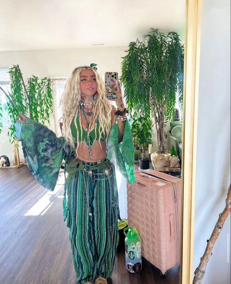 Mermaid Festival Look, Trippy Concert Outfit, Boho Edm Outfits, Rave Boho Outfits, Shambhala Festival Outfits, Shanin Blake Outfits, 1990s Rave Fashion, Bohemian Rave Outfit, Lost Lands Outfit Ideas