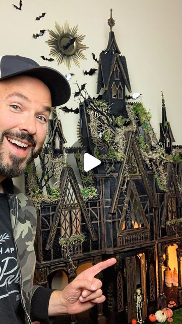 Frozen Castle Haunted House, Haunted Halloween Dollhouses, Diy Dollhouse Halloween, Haunted House Village Diy, Halloween Castle Diy, Haunted House Diy Dollhouse, Halloween Doll House Haunted Dollhouse, Spooky Dolls House, Diy Halloween House Village