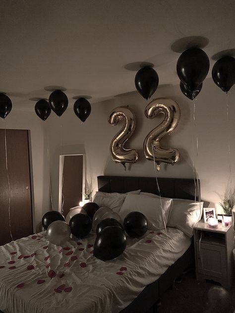 Simple Birthday Surprise, Simple Birthday Decoration, Birthday Room Surprise, Boyfriends Birthday Ideas, Birthday Surprises For Him, Surprise Birthday Decorations, Birthday Room, Birthday Room Decorations, Last Minute Birthday Gifts