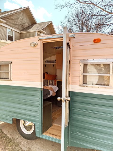 Rv Exterior Remodel, Small Camper Interior, Vintage Trailer Remodel, Caravan Vintage, Vintage Camper Interior, Camper Diy, Casa Retro, Caravan Makeover, Camper Trailer Remodel