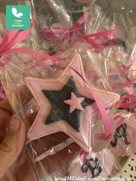 Galletas de Mantequilla decoradas con fondant con forma de estrellas Fondant, Sweet Treats, Gift Wrapping, Shower, Baking, Gifts, Quick Saves