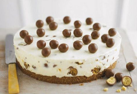 This Maltesers cheesecake recipe is quick and really easy to make at home. With chocolate Maltesers in both the filling and the base - what's not to love? Maltesers Cheesecake, Banoffee Pie Recipe, Cheesecake Desserts Recipes, Dessert Pie Recipes, Student Recipes, Banoffee Pie, Easy Cheesecake Recipes, Cheesecake Desserts, Easy Cheesecake