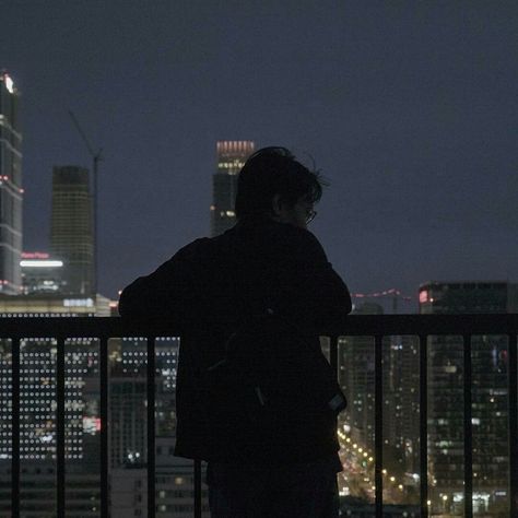 Fenstersessions 2.0 auf dem Dach der Stadt City Lights, At Night, Balcony, A Man, The City, Building