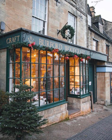 The beautiful town of Burford! We visited on the perfect evening, as it was their Christmas lighting ceremony, and there was live music,… Visit Bath, Christmas In England, Cotswolds England, Large Christmas Tree, Beautiful Town, Christmas Lighting, Stone Barns, Cottage Rental, The Cotswolds