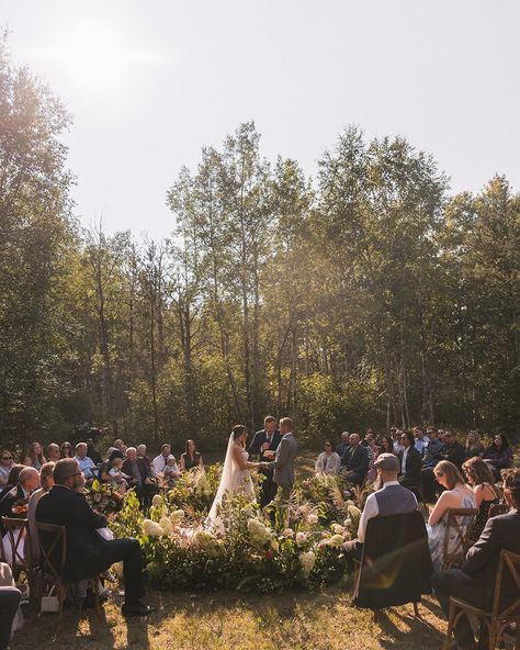 Secret Garden Wedding Reception, Quaker Wedding Ceremony, Intimate Cottage Wedding, No Bridal Party Wedding Ideas, Small Private Wedding Ceremony, Formal Backyard Wedding, Weddings In A Field, Small Park Wedding Ceremony, Unique Ceremony Seating