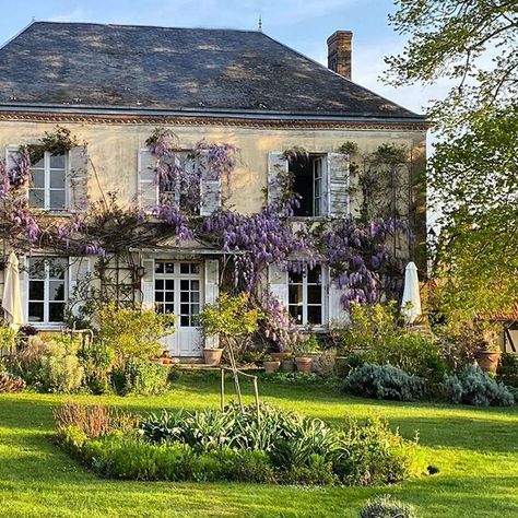 Sharon Santoni, French Style Chairs, My French Country Home, French Exterior, French Living, French Country Farmhouse, French Architecture, Bedroom Decorating Ideas, French Cottage