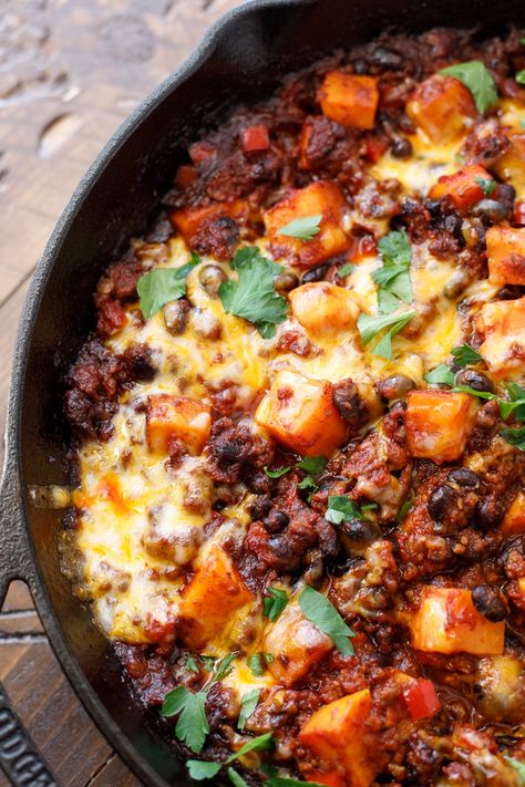 Skillet Chili, Chili Sweet, Sweet Potato Chili Recipe, Chili Casserole, Easy Skillet Dinner, Beef Entrees, Potato Chili, Weekly Recipes, Paleo Soup