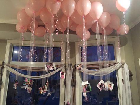 Sweet 16 party balloons - add a birthday photo from each birthday 1-16 to a helium-filled ballon with tulle and ribbon. Balloons With Roses Hanging, Balloon With Pictures Hanging, Photos Hanging From Balloons, Bday Morning, Wedding Cocktail Bar, Ballon Helium, Balloon Chandelier, Balloon Ceiling, Cheap Ribbon