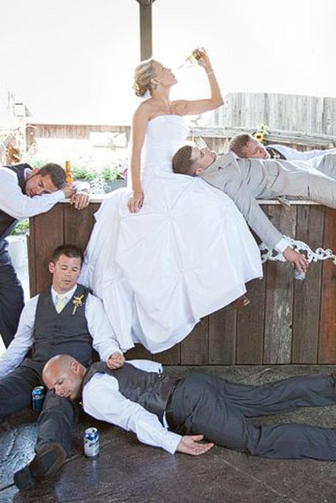 Wedding Photo Shoots Ideas, Funny First Look Wedding Photos, Wedding Photos Bride And Groomsmen, Fun Family Wedding Photos, Large Wedding Party Photos, Wedding Ideas For Men, Funny Wedding Photos Poses, Crazy Wedding Photos, Funny Wedding Photography