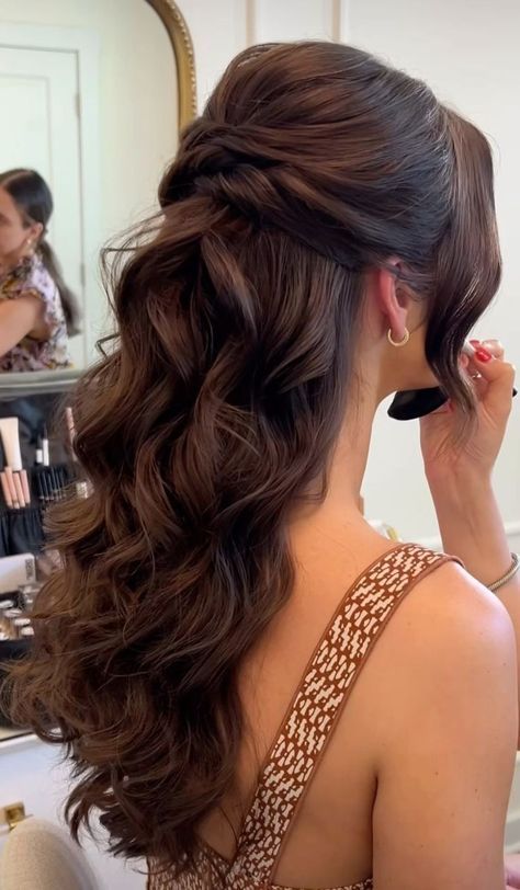 Hoco Hairstyles Down Slick Back, Half Up Half Down Hairstyles Elegant, Engagment Hair Hairstyles, Haïr Style For Engagement Bride, Bridal Hair Half Up Half Down With Veil, Baraat Hairstyles, Hair Styles For Engagement Brides, Black Dress Hairstyles, Wavy Hairstyles For Wedding