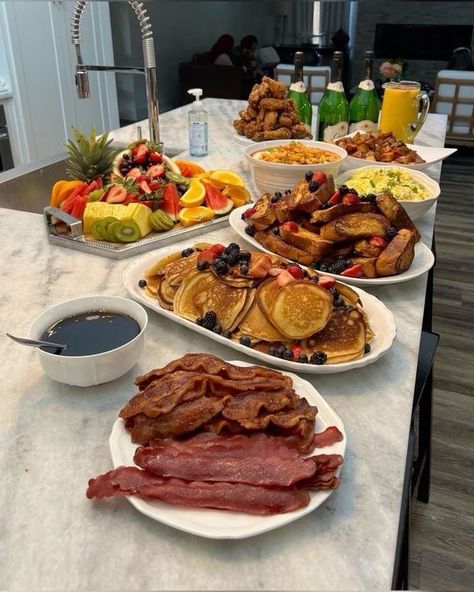 Breakfast Food Party, Breakfast Ideas Unhealthy, Big Breakfast Platter, Pancakes And Chicken, Breakfast Ideas With Pancakes, Big Breakfast Ideas, Breakfast Platter Ideas, Breakfast Buffet Ideas Brunch Party, Pancake Breakfast Ideas