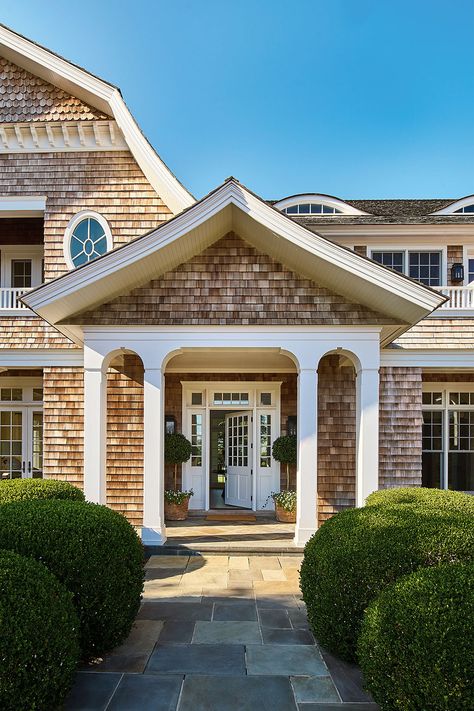 This #Hamptons house boasts a classic #shinglestyle facade. #Design #Architecure #DreamHome #HomeInspiration Hamptons Exterior House, Nantucket Homes Exterior, Hamptons Style Homes Exterior, Hampton Beach House, The Hamptons Houses, Beachside House, East Hampton Houses, Coastal Home Exterior, Hamptons House Exterior