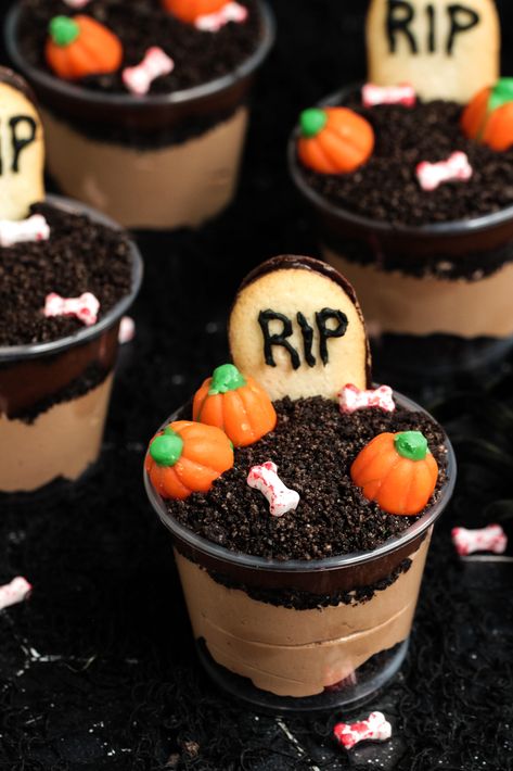 Halloween Dirt Cups Recipe - Frugal Mom Eh! Halloween Mud Pie, Halloween Desserts Individual, Healthy Dirt Cups, Halloween Mud Cups, Spooky Dirt Cups, Dirt Parfait, Mud Cups Recipe, Halloween Dirt Cake Cups, Dirt In A Cup