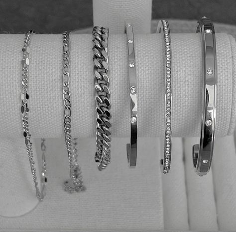 Silver Bracelets Aesthetic, Silver Chains For Women, Xoxo Jewelry, Silver Jewlery, Accessories Silver, Jewelry Accessories Ideas, Dope Jewelry, Classy Jewelry, Jewelry Essentials