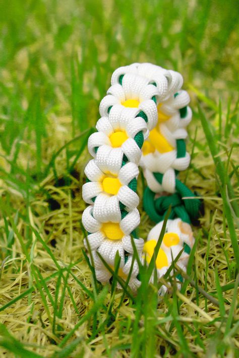 April showers brought May flowers, including this adorable Daisy Chain bracelet 💕🌼  #daisychain #diy #paracordbracelet #crafting #crafts #paracord #weaving Flower Bracelet Diy, Daisy Chain Bracelet, Paracord Weaves, Paracord Bracelet Designs, Paracord Projects Diy, Paracord Bracelet Patterns, Paracord Bracelet Tutorial, Paracord Braids, Cords Crafts