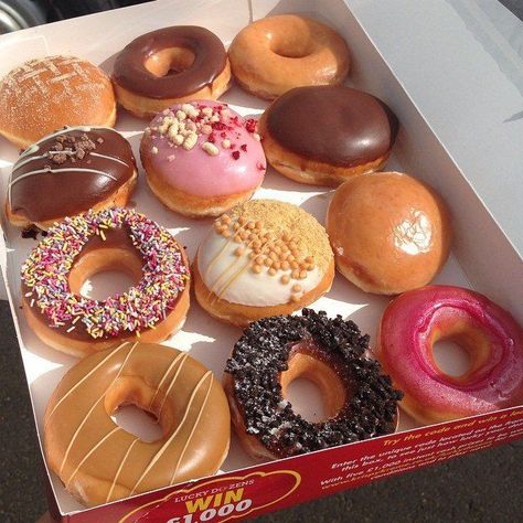 Pin for Later: Warning: You're About to Get the Biggest Doughnut Craving of Your Life If you bring these to work on Friday, you will definitely win the Co-Worker of the Year award. Credit- @popsugar Sleepover Food, Junk Food Snacks, Delicious Donuts, God Mat, Think Food, Food Goals, Food Platters, Breakfast Casserole, Food Obsession