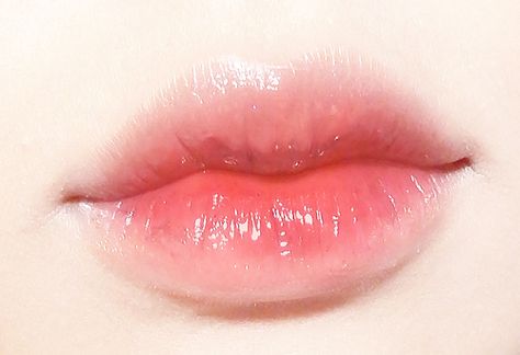 a blushing lip Makeup Bibir, Makeup Asia, Makeup Korea, Light Pink Lips, Gradient Lips, Korean Lips, Hot Pink Lips, Linda Hallberg, Korean Eye Makeup