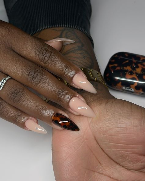 Tortie reigns queen as always 💕😌 Tortishell Nails Design French, Tortishell Nails Design, Tortie Nails, Burgendy Nails, Tortoiseshell Nails, Tortoise Nails, Tortoise Shell Nails, Shell Nails, Wanna Recreate