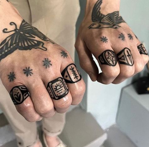 Russian Ring Tattoo, Finger Tattoo Designs For Men, Old School Hand Tattoo, Traditional Finger Tattoos, Traditional Hand Tattoos, Finger Tattoos Men, Hand Palm Tattoos, New Traditional Tattoo, Finger Tattoo Ideas