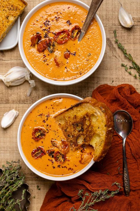 Creamy Roasted Garlic Tomato Soup | Simple Healthy Recipes, Complex Flavors | Orchids + Sweet Tea Tomato Soup, Roasted Garlic Tomato Soup, Garlic Tomato Soup, Soup Simple, Simple Healthy Recipes, Autumn Food, Vegetable Recipe, Tomato Soup Recipes, Delicious Soup