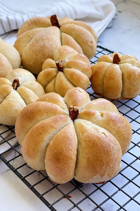 Pumpkin Shaped Bread, Pull Apart Rolls, Beginner French, Shaped Bread, Baking For Beginners, Pumpkin Bowls, French Bread Recipe, Bread Shaping, Healthy Lunch Ideas