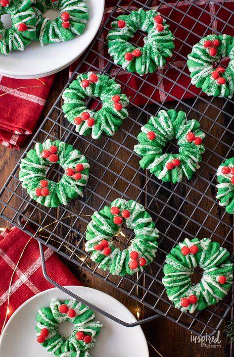 Wreath Spritz Cookies, Festive Cookie Recipes, Christmas Wreath Cookies, Cookie Holiday, Cookies Shortbread, Christmas Cookies Packaging, Chewy Gingerbread Cookies, Baking List, Christmas Food Treats