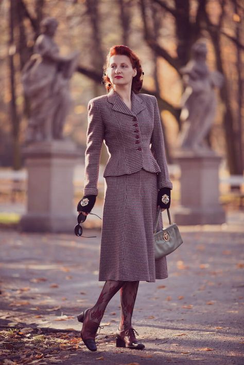 40s Mode, Vintage Suits, 40s Fashion, Tea Length Dresses, 1940s Fashion, Business Outfit, Moda Vintage, Look Vintage, 50s Fashion