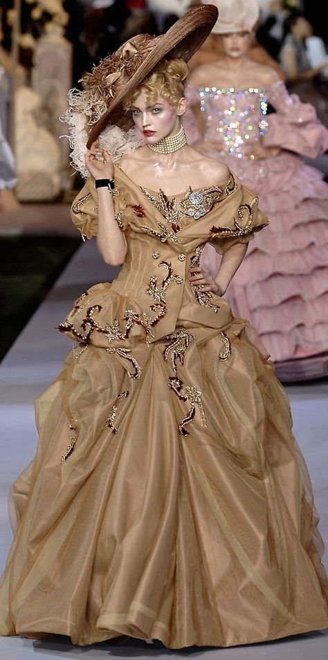 Christian Dior Fall 2007, Dior Fall 2007, 2007 Runway, Fitness Fashion Outfits, Fashion Outfits Summer, Runway Fashion Couture, Outfits Woman, Dior Haute Couture, Fashion Aesthetics