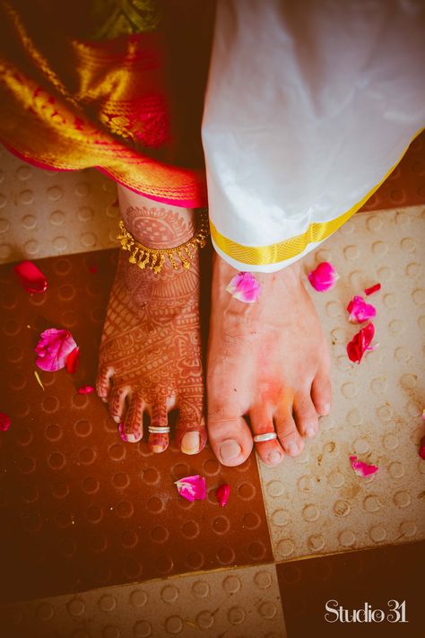 Creative Wedding Photography Indian, Marriage Photoshoot, Marriage Poses, Indian Wedding Pictures, Indian Wedding Poses, Marriage Photography, Bride Photos Poses, Groom Photoshoot, Indian Wedding Photography Couples