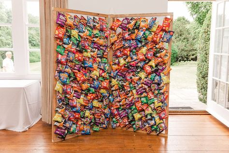 Crisp Wedding Wall, Crisp Board Wedding, Chip Station Wedding, Wedding Table Snack Ideas, Crisps Wall Wedding, Crisp Table Wedding, Wedding Food Unique, Crisp Station Wedding, Crisp Wall For Wedding