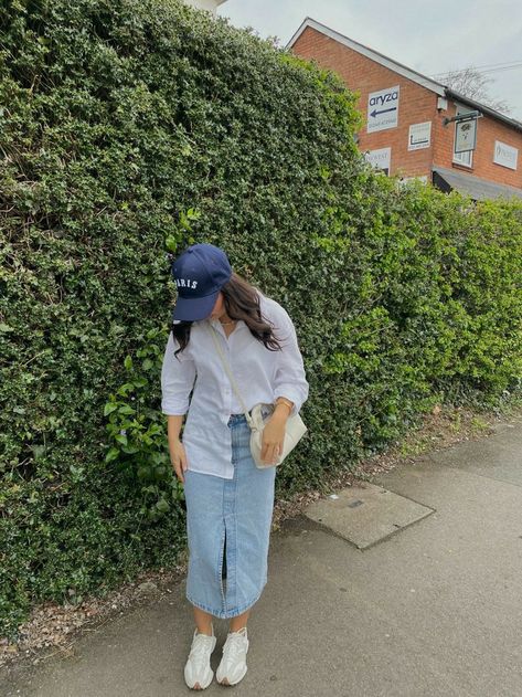 Midi Jean Dress Outfit, Denim Midi Skirt Outfit 2023, Cargo Jean Skirt Outfits, Modest Midi Skirt Outfits, Jean Skirt With Sneakers, Mid Denim Skirt Outfit, Midi Skirt Sneakers Outfit, How To Style A Long Denim Skirt, Denim Midi Skirt Outfit Summer