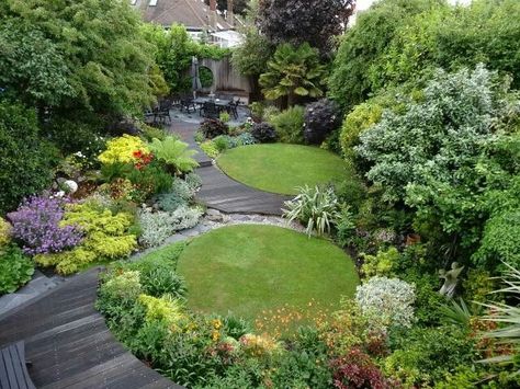 I love the circular lawns, mixed surfaces and the green and grey palette.  Lots of height, depth and interest. Circular Garden Ideas, Circular Garden Design, Circular Garden, Circular Lawn, Draw Eye, Minimalist Garden, House Gardens, Tropical Gardens, Garden Shrubs