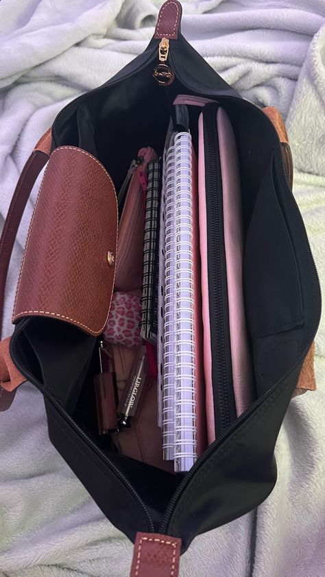 Organised School Bag, College Items, Longchamp Outfit, Everyday Bag Essentials, Uni Bag, School Bag Essentials, Inside My Bag, Handbags For School, Longchamp Bag