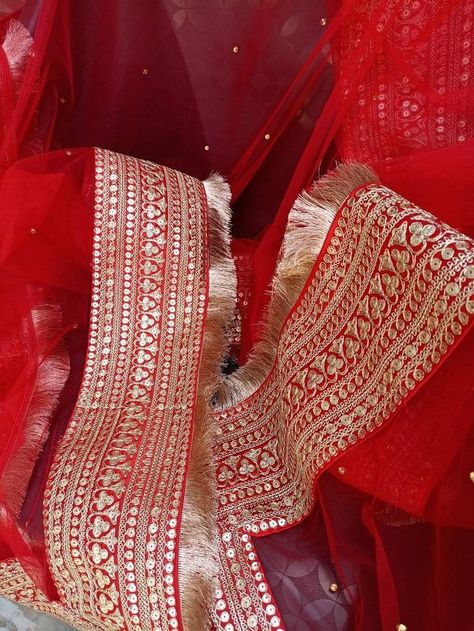 Bridal Chunni Design, Heavy Bridal Dupatta Designs, Karva Chauth Outfits Suits, Shadi Lehenga, Wedding Chunni, Dulhan Dupatta, Red Accessories Outfit, Bridal Dupatta Designs, Bridal Chunni