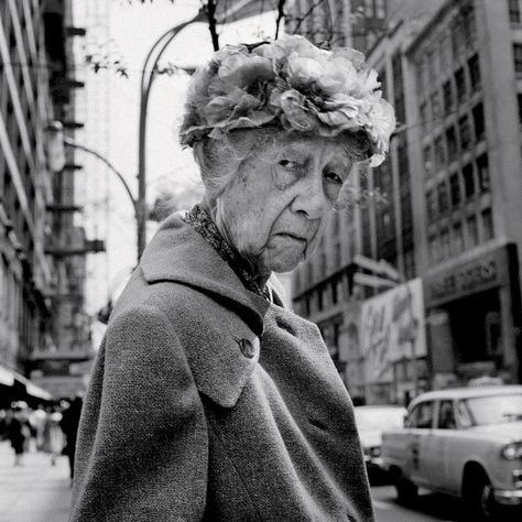 Vivian Maier Street Photographer, Vivian Mayer, Festival Photo, Henri Cartier Bresson, Vivian Maier, Famous Photographers, Old Woman, Great Photographers, Foto Art