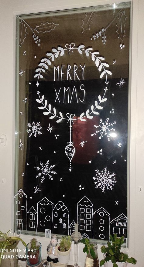 Posca Window Art Christmas, Christmas Window Art Ideas Diy, Winter Window Drawing, Chalk Pen Window Art, Window Chalk Christmas, Chalk Window Christmas, Christmas Window Chalk Art, Chalk Pen Window Art Christmas, Window Painting Ideas Christmas