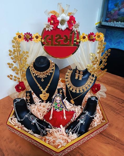 Mameru Decoration Chhab, Chab Decoration Wedding Ideas, Chab Decoration Engagement, Sadi Decoration Ideas, Mameru Decoration Tray, Doll Decoration Ideas For Marriage, Mamera Decoration Tray, Chhab Decoration Indian, Chaab Decoration Ideas Wedding