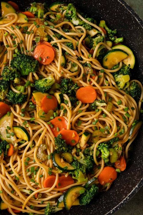 Stir Fry Veggies And Noodles, Spaghetti With Veggies And Meat, Stir Fry Noodles Vegetarian, Veggie Garlic Noodles, Plant Based Noodle Recipes, Gnocchi Stir Fry, Stir Fry Noodles And Vegetables, Asian Noodles With Vegetables, Quick Stir Fry Noodles