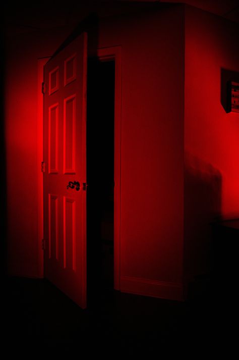 {8/8} Movie Still Red Low Lights, Thriller Movie, Red Led Lights, Film Horror, Dark House, Dark Look, Horror Themes, Red Rooms, Red Led