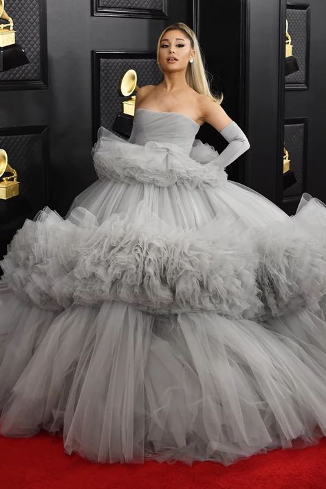 Ariana Grande took the Grammy Awards by storm on Sunday night when she walked the red carpet wearing a voluminous cloud gray Giambattista Valli ballgown. The "Thank U, Next" singer celebrated her many nominations with her parents by her side, and totally brought the drama as she posed for photos. Hey, when you have a massive tiered skirt, you have to show it off, right? Ariana paired the strapless tulle gown with matching gloves, glittering diamond studs, and a blonde high ponytail — an outfit Grammy Awards 2020, Ariana Grande Grammys, Gaun Tulle, Grammys 2020, Mode Rose, Ariana Grande Outfits, Val Kilmer, Toni Braxton, Ariana Grande Photoshoot