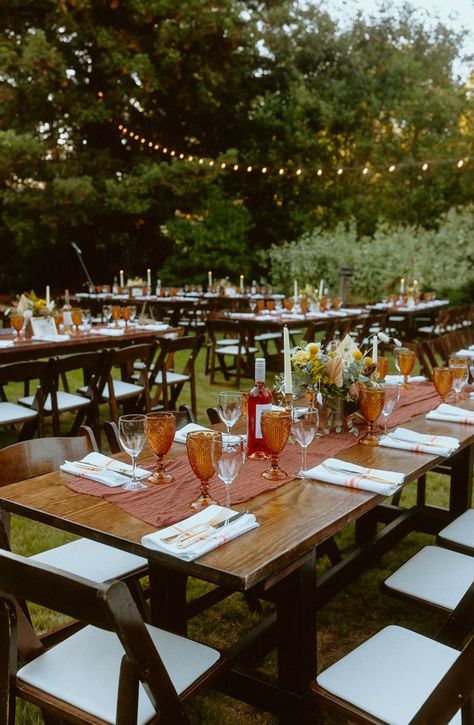 Bohemian inspired backyard wedding reception tablescape l Image by Carmelisse Photography Late Summer Weddings Outdoor, Outdoor Small Wedding Reception, Backyard Wedding Table Layout, Backyard Wedding 80 People, Laidback Wedding Receptions, Classy Bbq Wedding Reception, Backyard Wedding Place Settings, Pretty Backyard Wedding, Backyard Barbecue Wedding