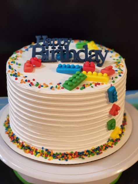 Round Lego Cake, Simple Lego Birthday Cake, Lego Cake Decorations, Lego Ice Cream Cake, Easy Lego Birthday Cake, Lego Fondant Cake, Lego Themed Birthday Party Cake, Lego 7th Birthday Party, Lego Cupcake Cake