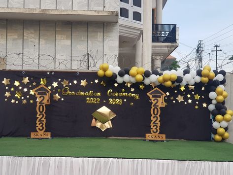 Farewell Stage Decoration Ideas, Graduation Stage Decorations Schools, Annual Day Decoration For School, Graduation Ceremony Ideas, Graduation Ceremony Decorations, Graduation Backdrop Ideas, Graduation Flowers Bouquet, Farewell Decorations, Graduation Party Backdrops