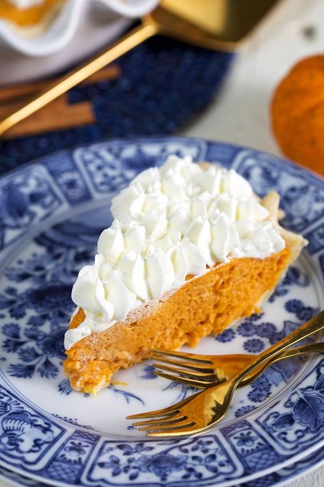 PUMPKIN CHIFFON PIE RECIPE Thanksgiving Pies Easy, Pumpkin Chiffon Pie, Pumpkin Cream Pie, Pumpkin Pie Recipe Easy, Buttery Pie Crust, Pumpkin Mousse, No Bake Pumpkin Pie, Pumpkin Ice Cream, Holiday Desserts Table