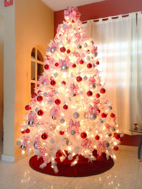 White Christmas Tree With Red And Gold Ornaments, White Christmas Tree With Red Decor, White Christmas Tree With Red And Silver Ornaments, Cute White Christmas Tree Ideas, White Tree With Red Ornaments, White Tree Red Ornaments, Mini White Christmas Tree Ideas, White Tree With Red Decorations, White Christmas Tree Red Decorations