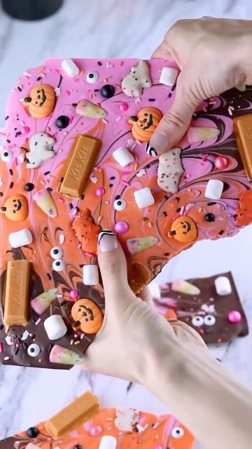 Essen, Halloween Treats With Sprinkles, Pink Halloween Desserts, Pink Halloween Food, Halloween Bark Candy, Eyeball Decorations, Pink And Orange Halloween, Halloween Chocolate Bark, Pink Candy Corn